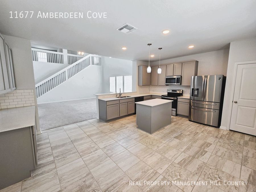 Foto principal - Spacious Far West Side Home with Easy Access!