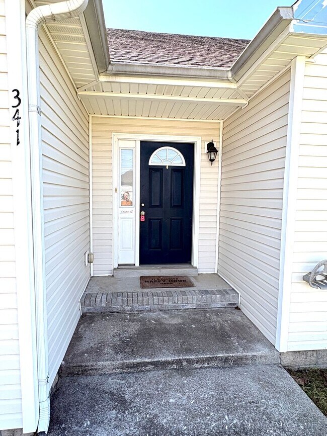 Foto del edificio - Nice home awaiting you to call home today- close to shopping and dining