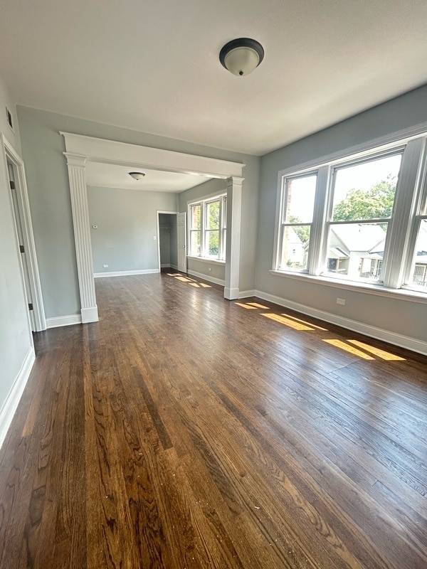 Foto principal - 1852 W 58th St