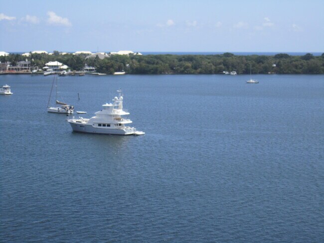 Foto del edificio - 134 Lakeshore Dr
