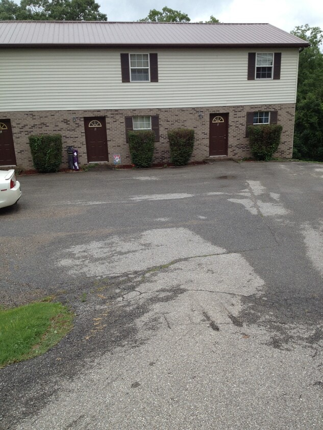 18 Oakwood Ln, Elkview, WV 25071 Townhome Rentals in Elkview WV