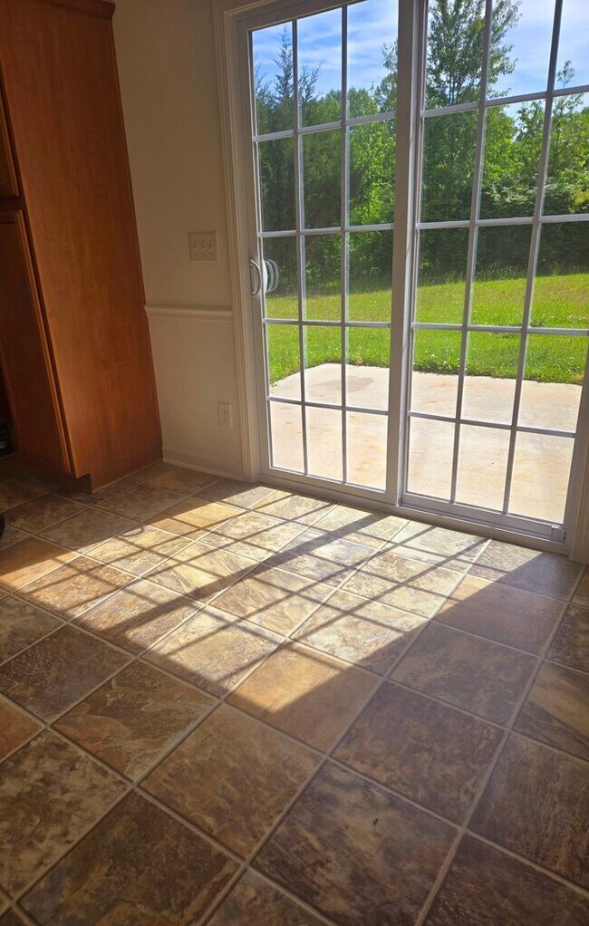Foto del edificio - 3 bedroom Greensboro rental with attached ...