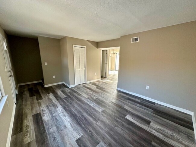 Foto del edificio - Newly renovated 3-bedroom Creekside Townhome - Available Now