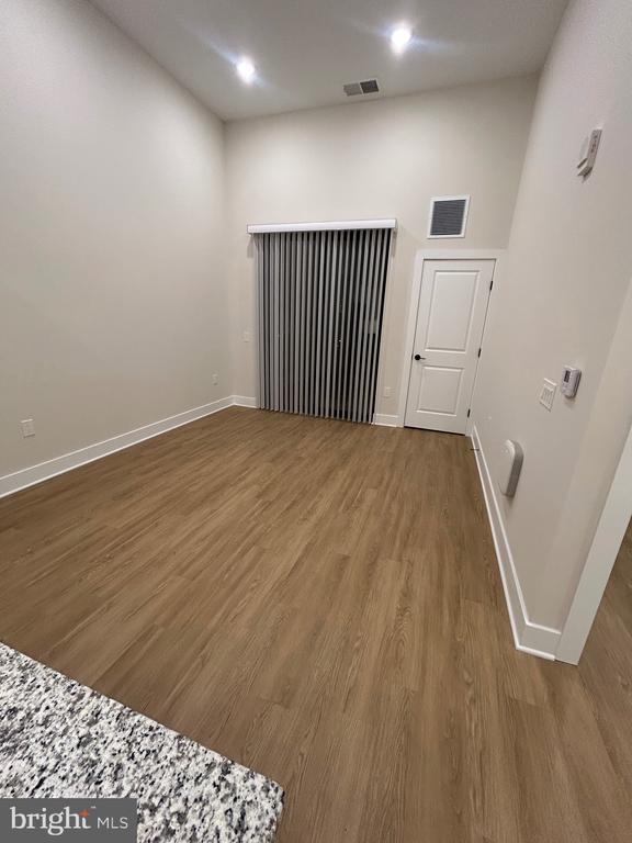 Building Photo - 624 Main St