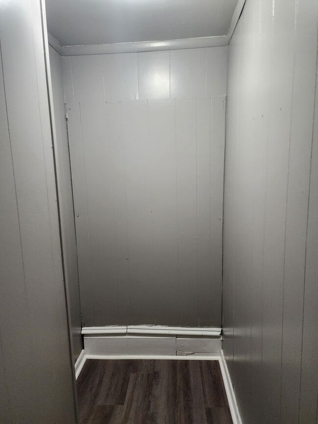 Building Photo - Updated 1 bedroom 1st floor apartment
