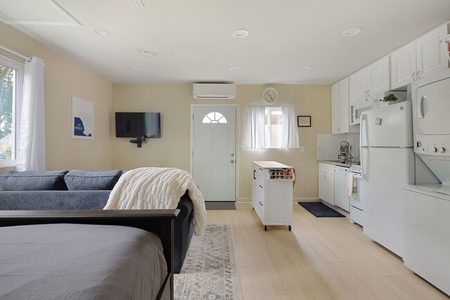Smaert TV and satellite - 5739 Cedros Ave