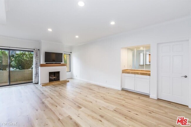 Foto del edificio - 2 br, 2 bath Condo - 8180 Manitoba St Apt 111