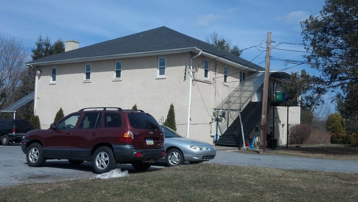 Primary Photo - 406 Carriage Dr