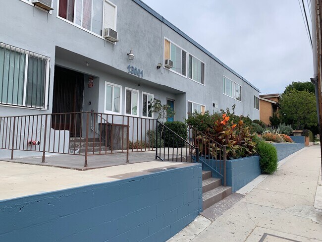 Entrada - 13061 Vanowen St