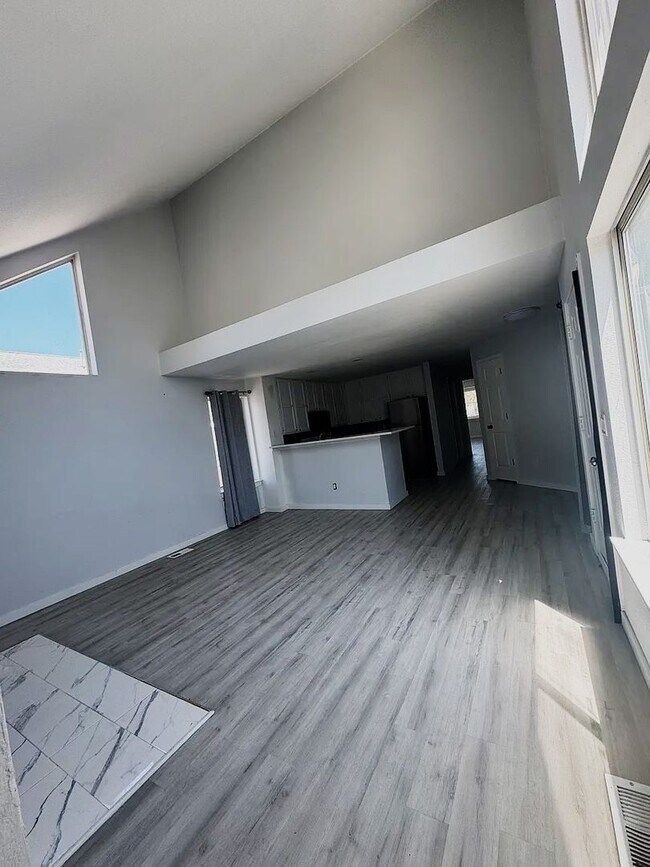 Building Photo - Spacious 3 Bedroom Home with Vaulted Ceilings & Fireplace