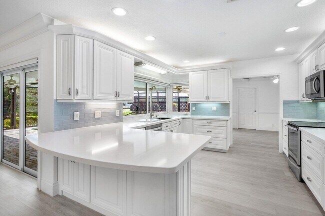 Building Photo - 150 SW 11th Ct