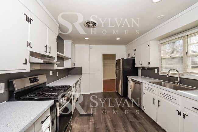 Building Photo - The living is easy in this 4 bedroom, 3 ba...