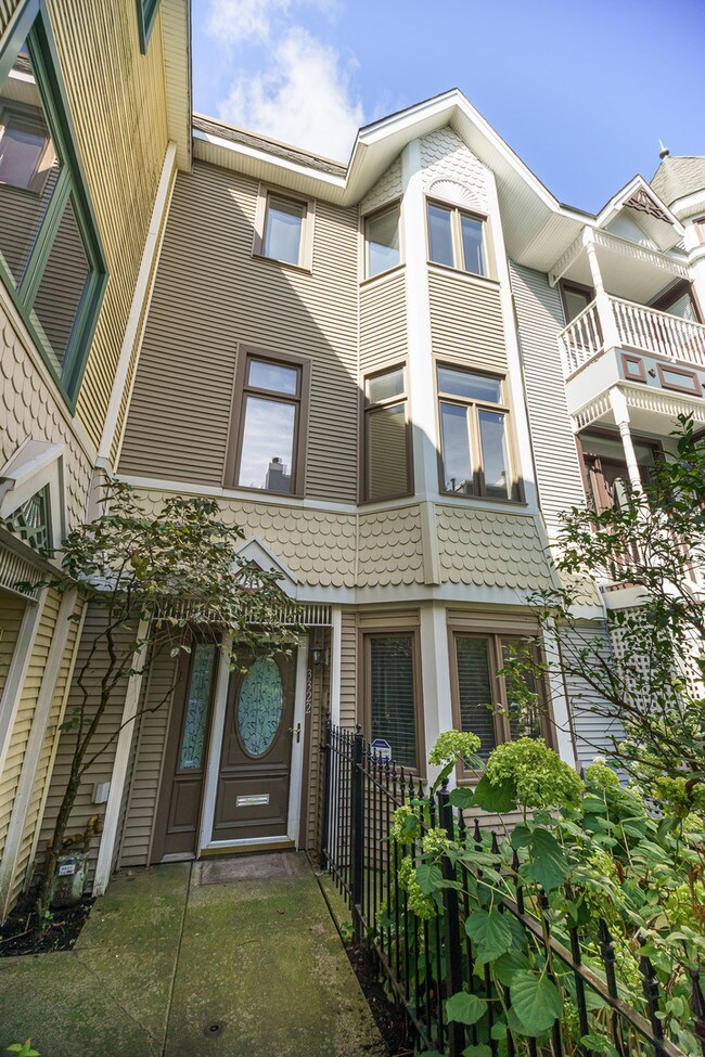 Foto del edificio - 3322 N Racine Ave