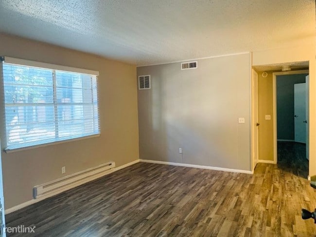 Building Photo - 1 br, 1 bath Apartment - 7408 NW 22nd St