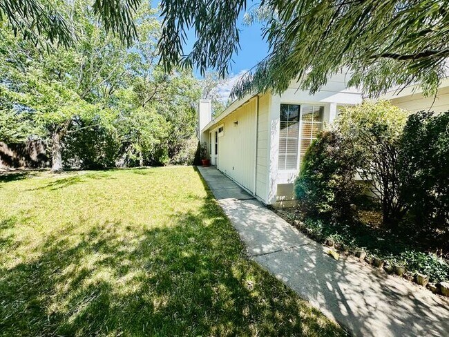 Foto del edificio - 1170 Forest Knoll Ct