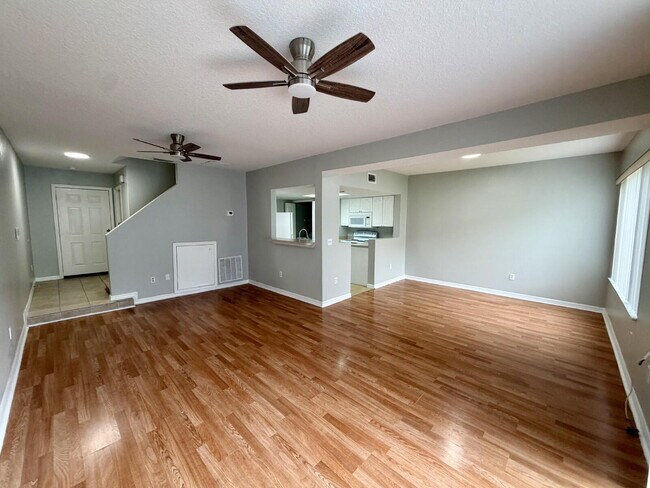 Foto del edificio - Spacious 3-Bedroom Townhome in Davenport
