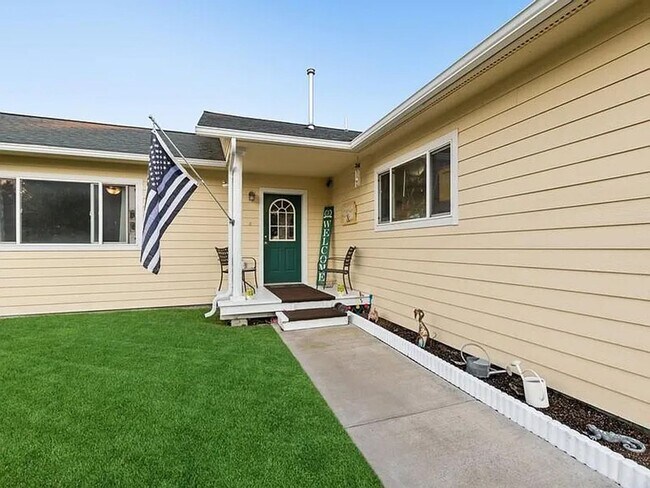 Foto del edificio - Remodeled Corner Lot Home with Mountain Views
