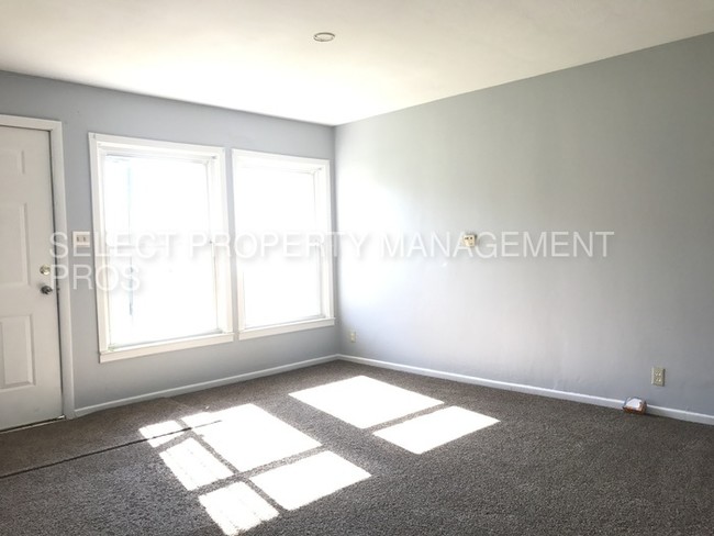 Building Photo - Two Bedroom Lower Apartment in Waynedale