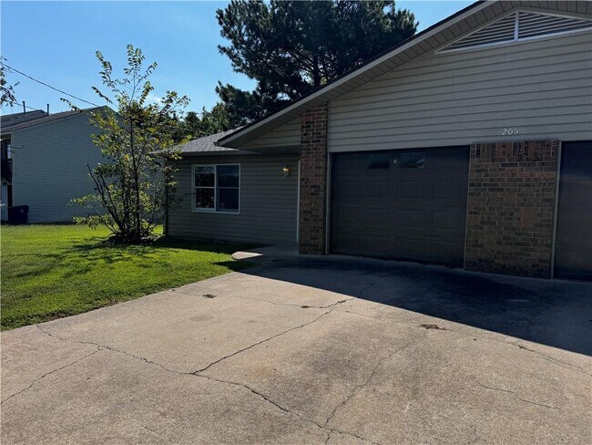 Building Photo - 205 White Oak Dr NE