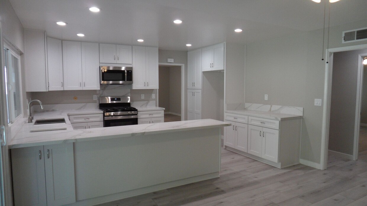 Foto principal - Beautiful Remodeled Single Story 4 BR 2 BA...