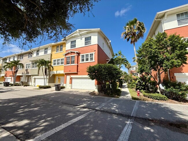 Building Photo - 810 Marina Del Ray Ln