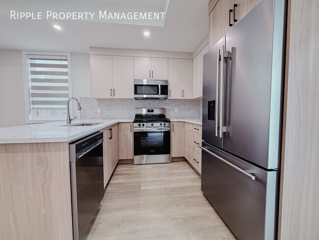 Photo du bâtiment - BRAND NEW 3 BEDS, 2.5 BATHS MULTIPLEX