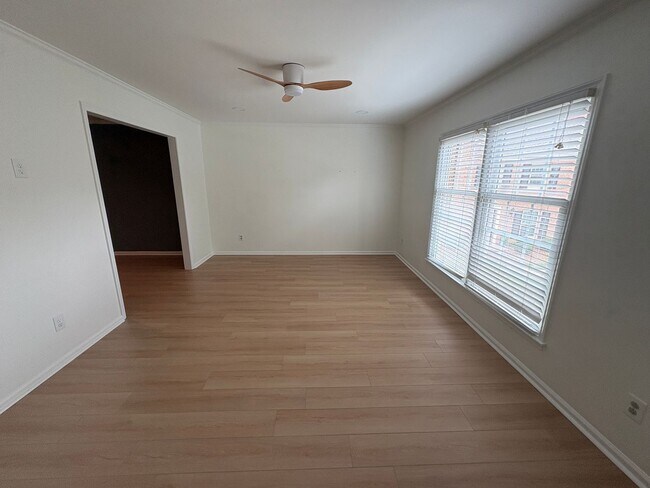 Building Photo - Beautiful End-Unit Townhome with Modern Updates & Private Backyard