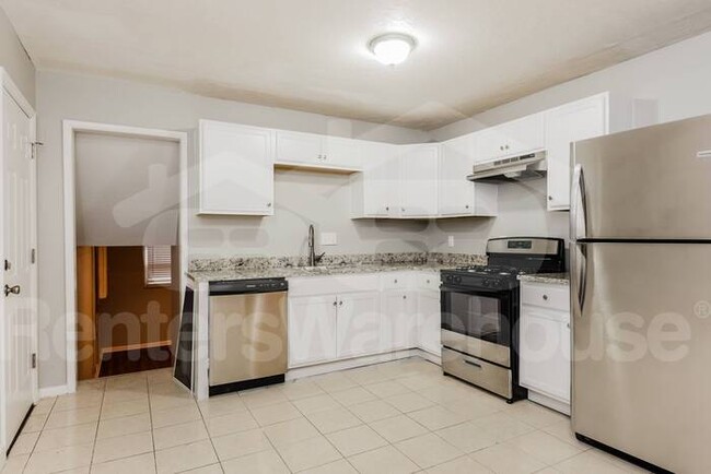Building Photo - RENT SPECIAL!!! HUGE 4 Bedroom 2.5 Bathroo...