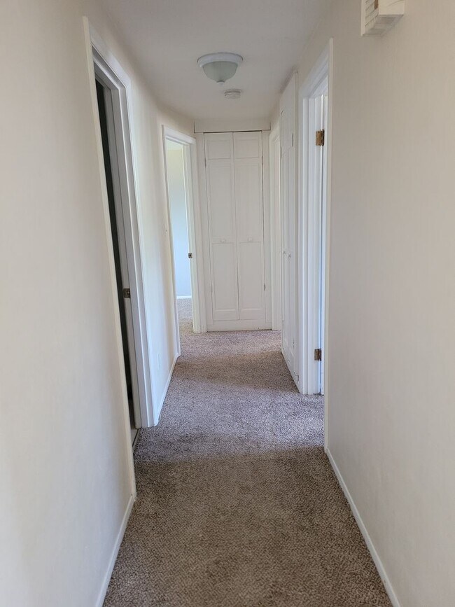Building Photo - Nice 3 bedroom 1 & 1/2 bathroom home