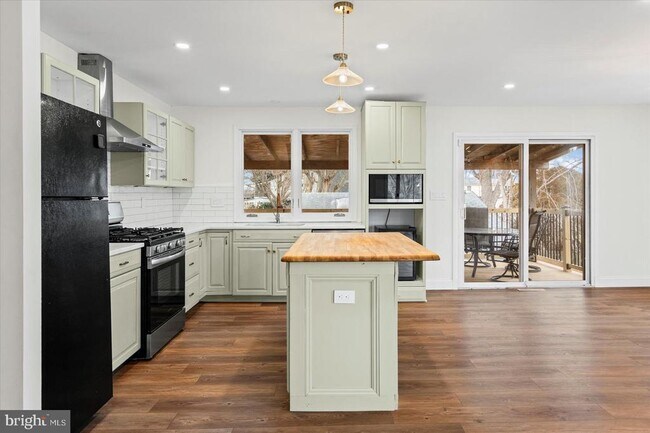 Building Photo - 220 Garnett Rd