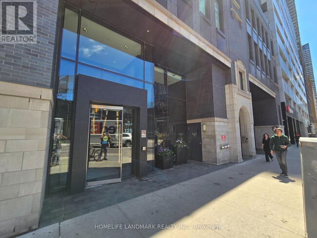 Building Photo - 125-2125 Peter St