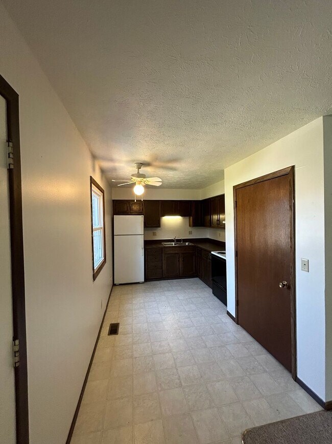 Building Photo - Spacious 2 Bedroom Apartment