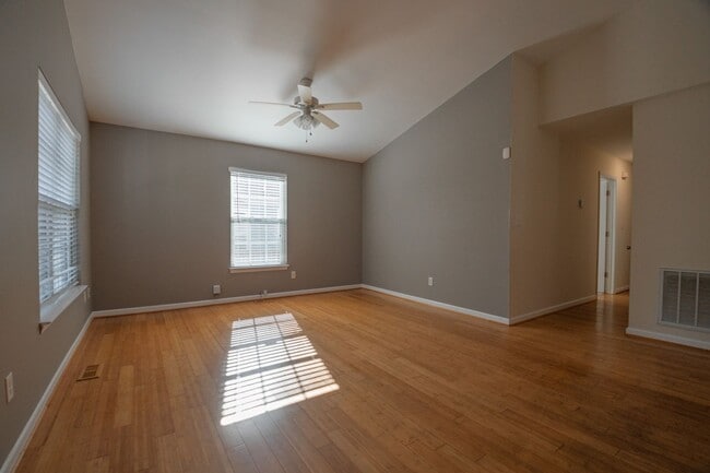Foto del edificio - Comfortable 3 Bedroom / 2 Bath One - Level...