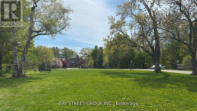 Photo du bâtiment - 1242 McBride Ave