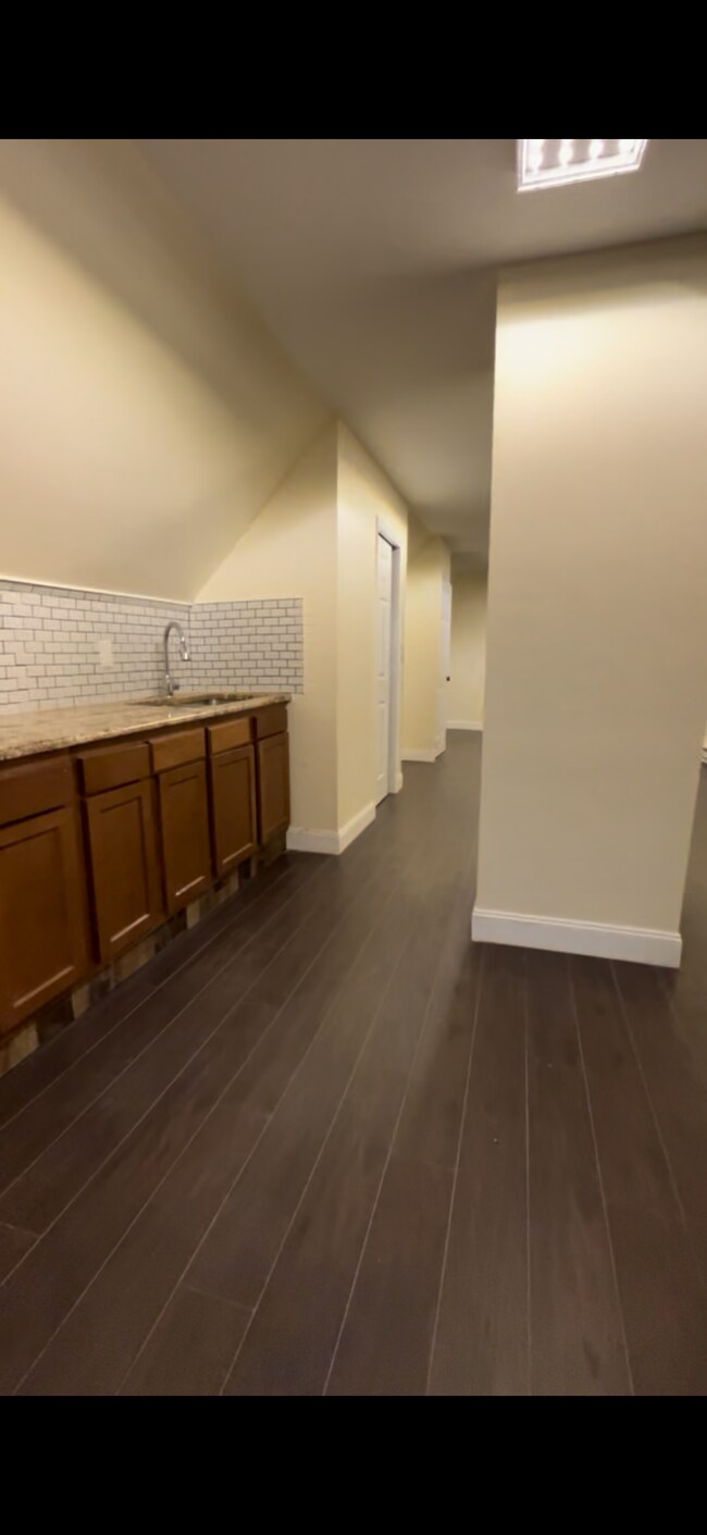 Foto del edificio - 1829 Van Vranken Ave