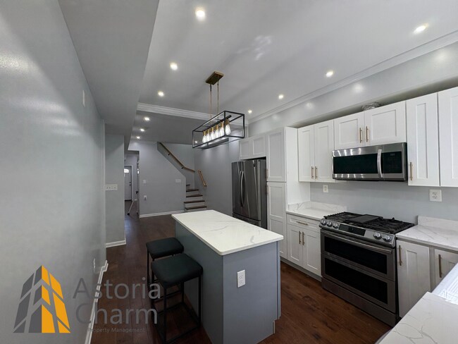 Building Photo - Updated 2 Bed Home with Backyard and Great...