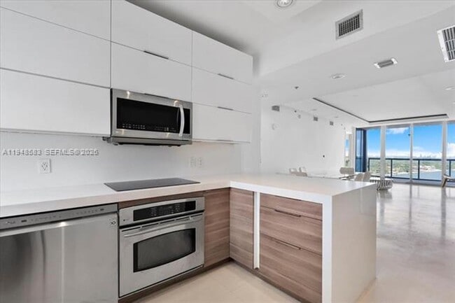 Foto del edificio - 601 NE 36th St