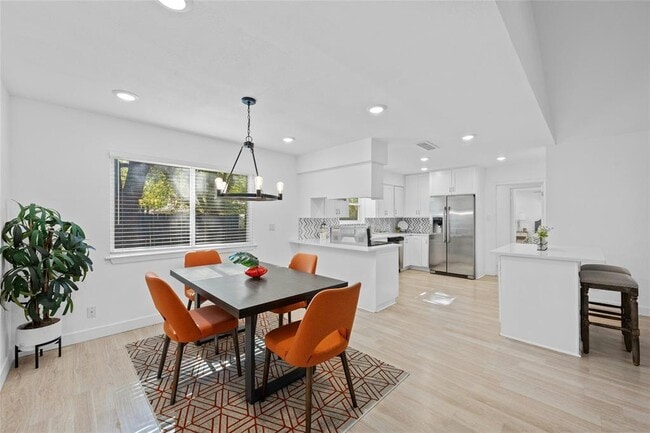 Foto del edificio - 10305 Leaning Willow Dr