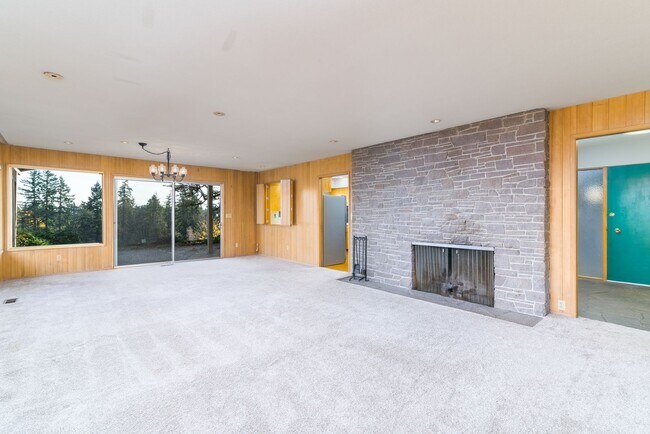 Building Photo - Expansive 5-Bedroom Lake Oswego Property N...