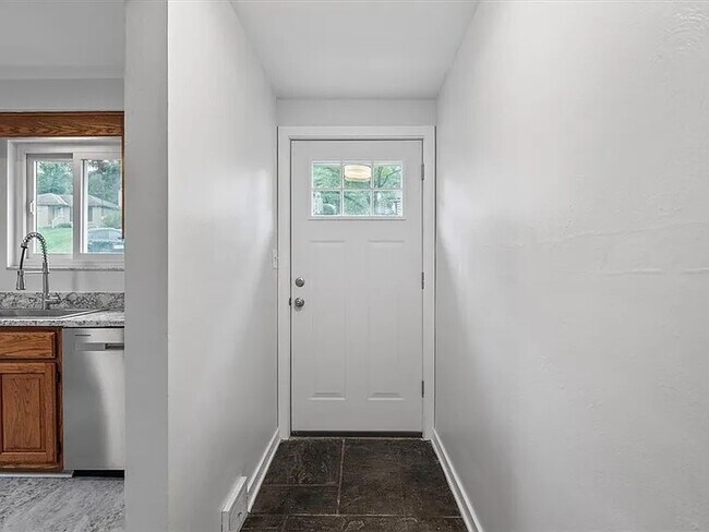 Foto del edificio - 1423 Lakeside Dr