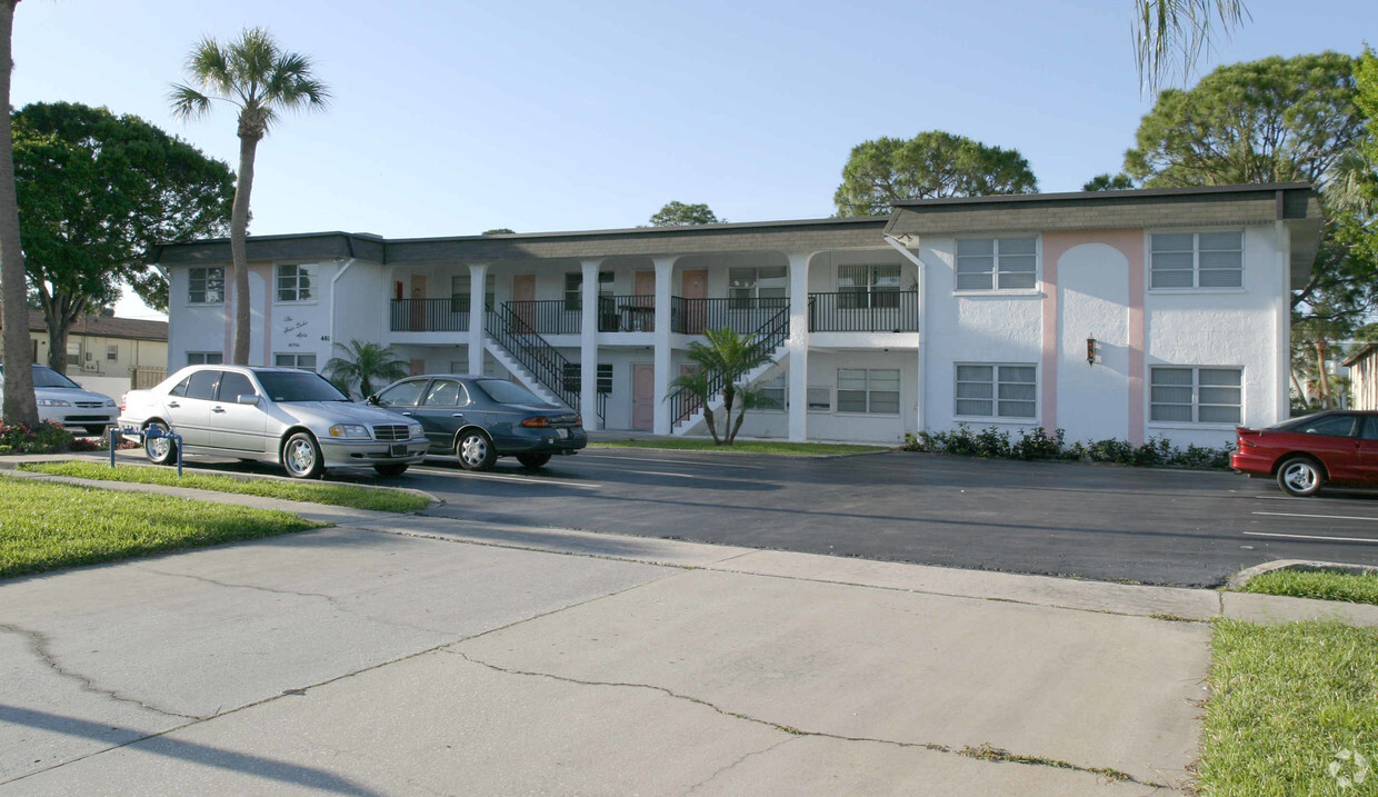 Building Photo - The Four Oaks