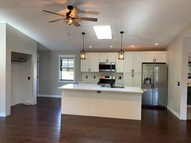 COCINA CON ELECTRODOMÉSTICOS DE ACERO INOXIDABLE - 713 Washington St