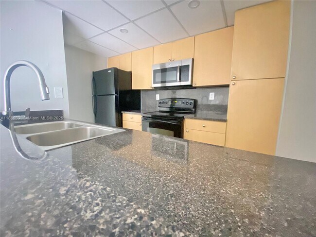 Foto del edificio - 7125 NW 186th St