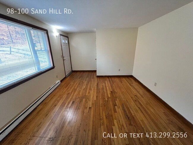 Foto del edificio - Charming 3 BR in a Quiet Amherst Location