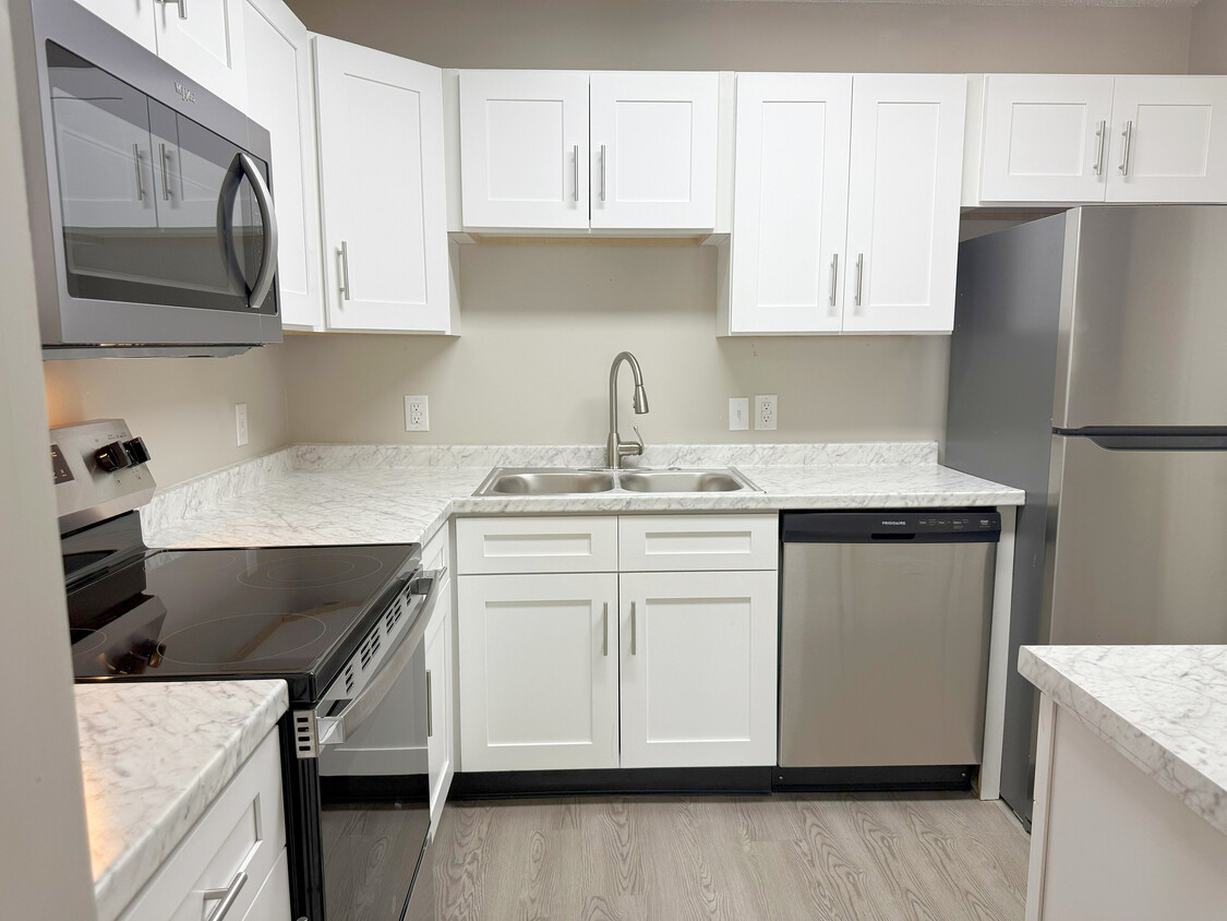 Modern Renovated Kitchens - The Overlook at Ashland