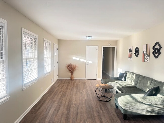 Foto del edificio - Room in House on Union Rd SW