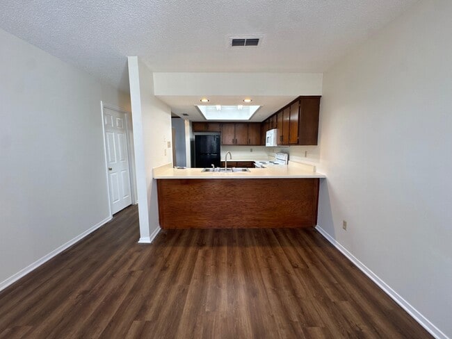 Building Photo - 3090 S Wesley Ct