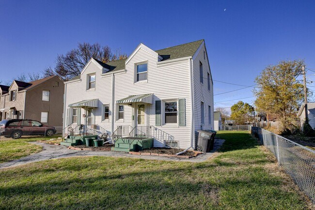 Building Photo - Updated 2 Bedroom Duplex!!