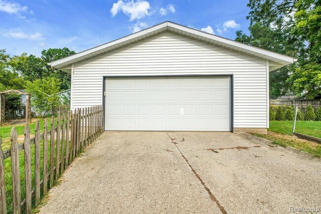 Building Photo - 938 State Rd