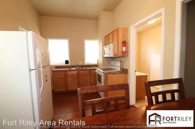 Building Photo - 1 br, 1 bath Apartment - 235 E. 12th St #2